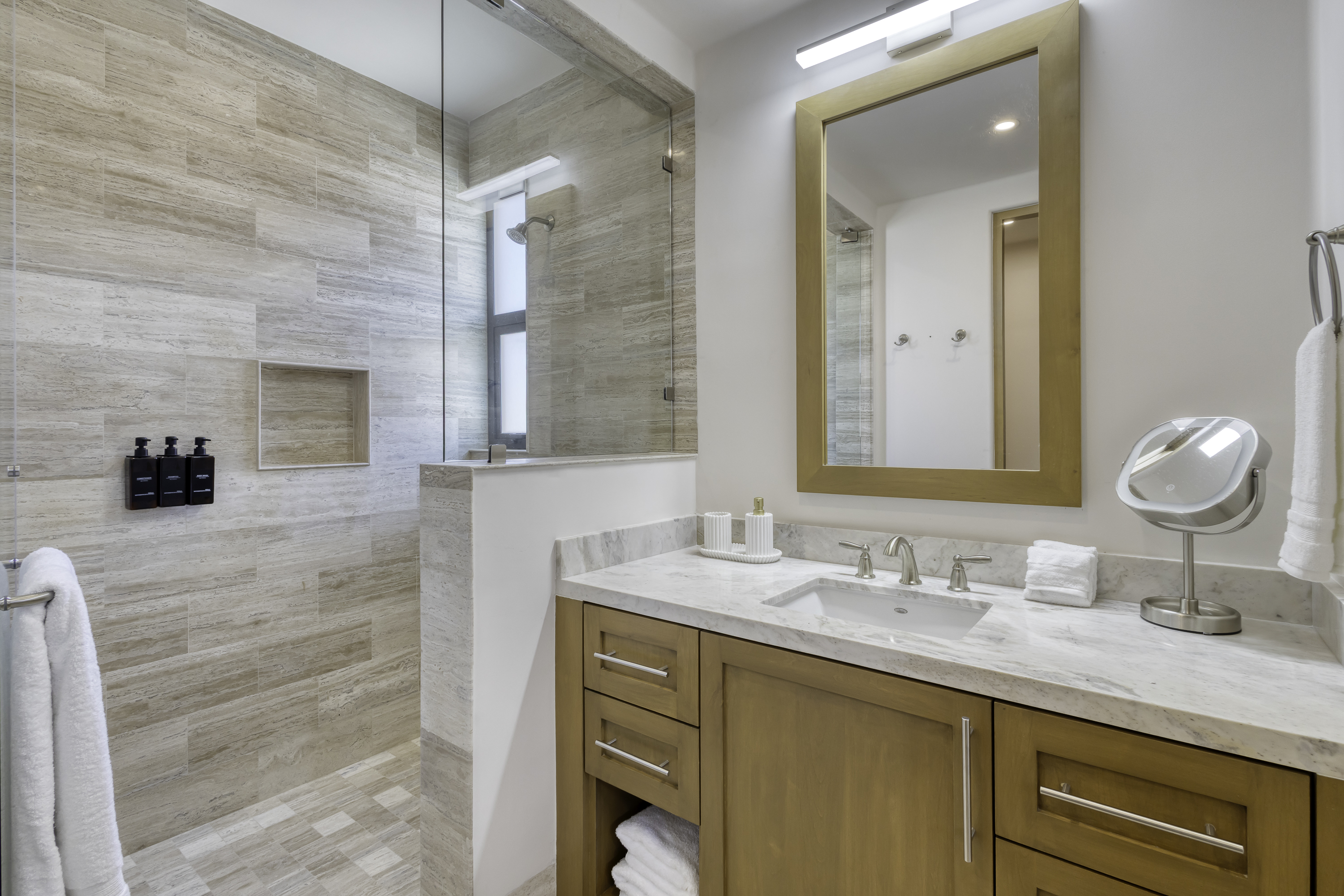 Sapphire Sands bathroom